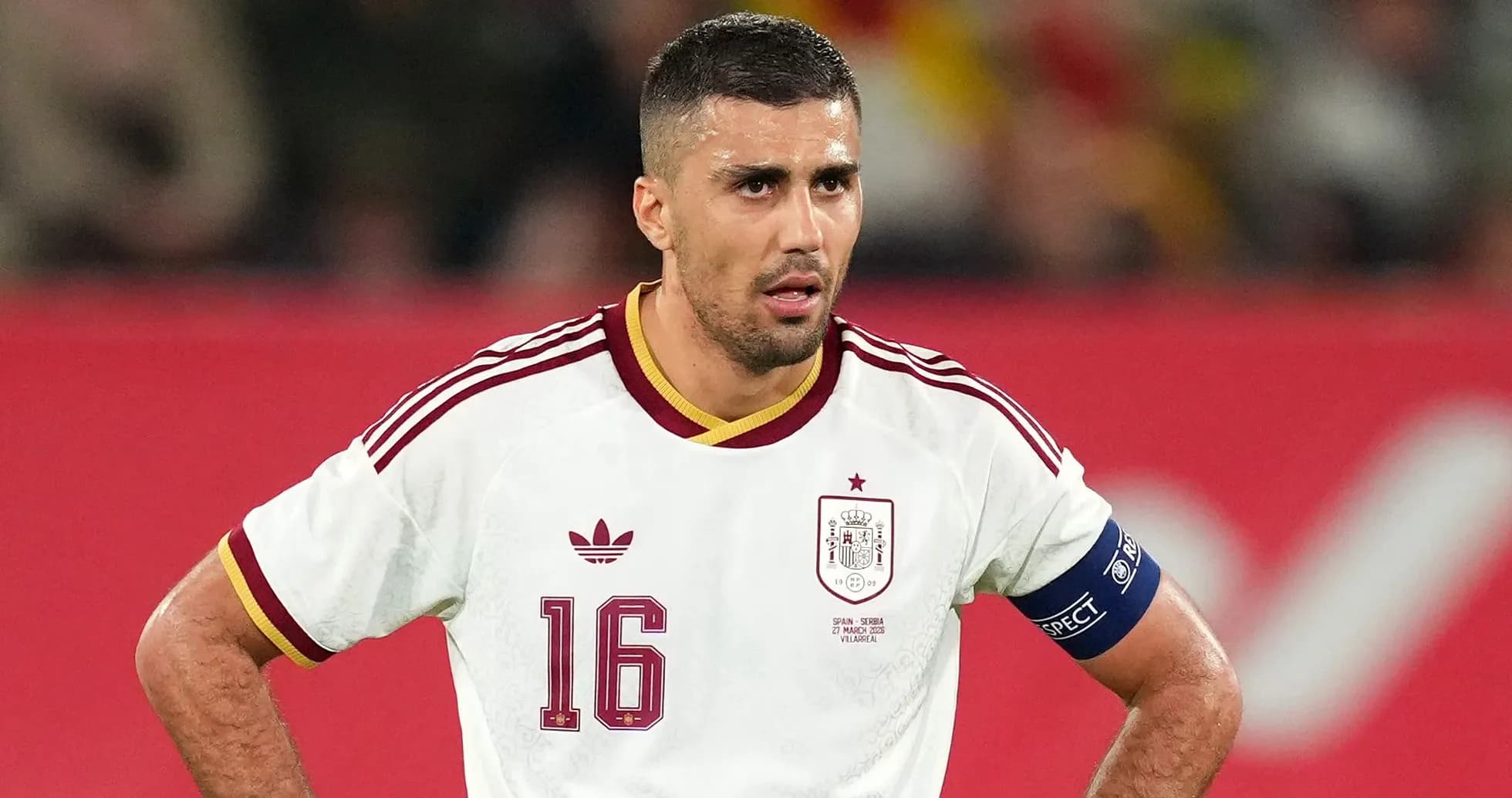 Jugador de España con camiseta blanca en el campo