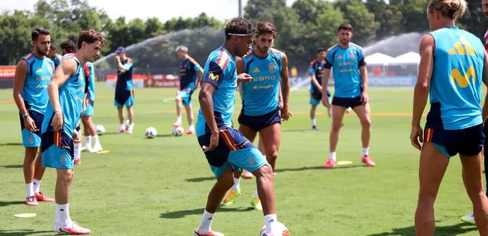 Jugadores de la selección española entrenando en el campo