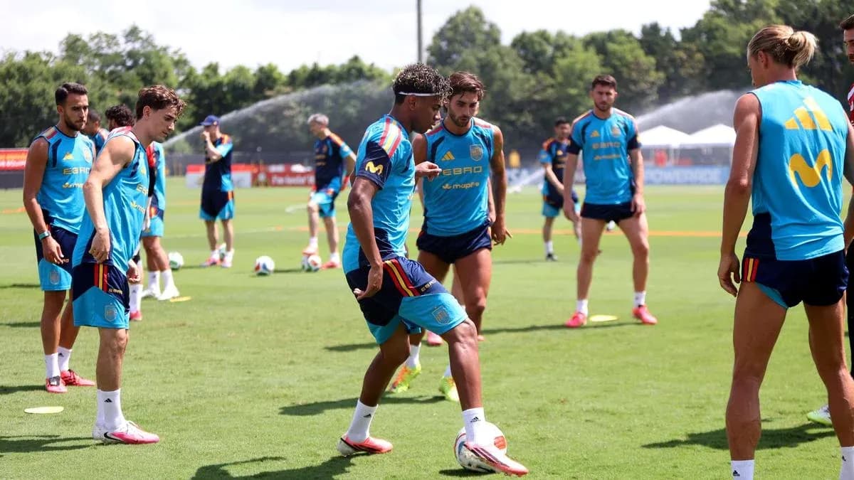 Jugadores de la selección española entrenando en el campo