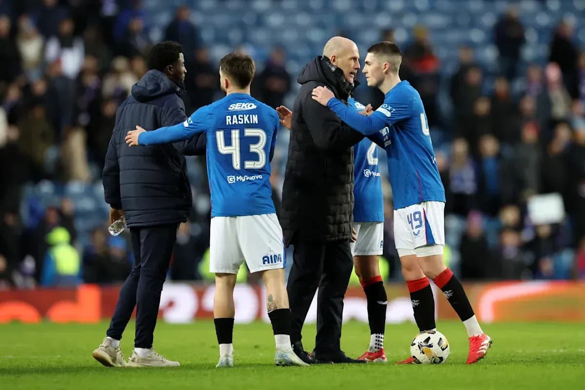 Jugadores de Rangers interactuando con el entrenador