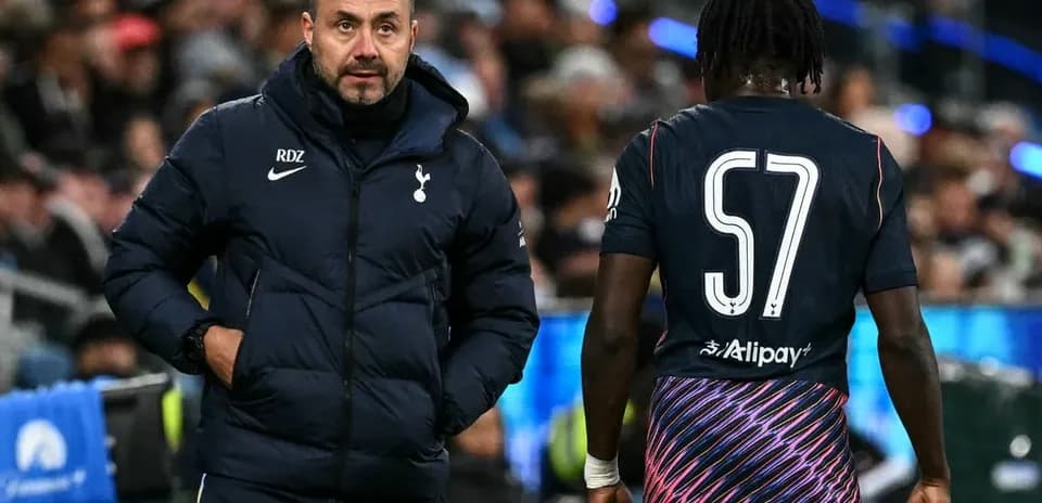 Entrenador de Tottenham hablando con jugador en el campo