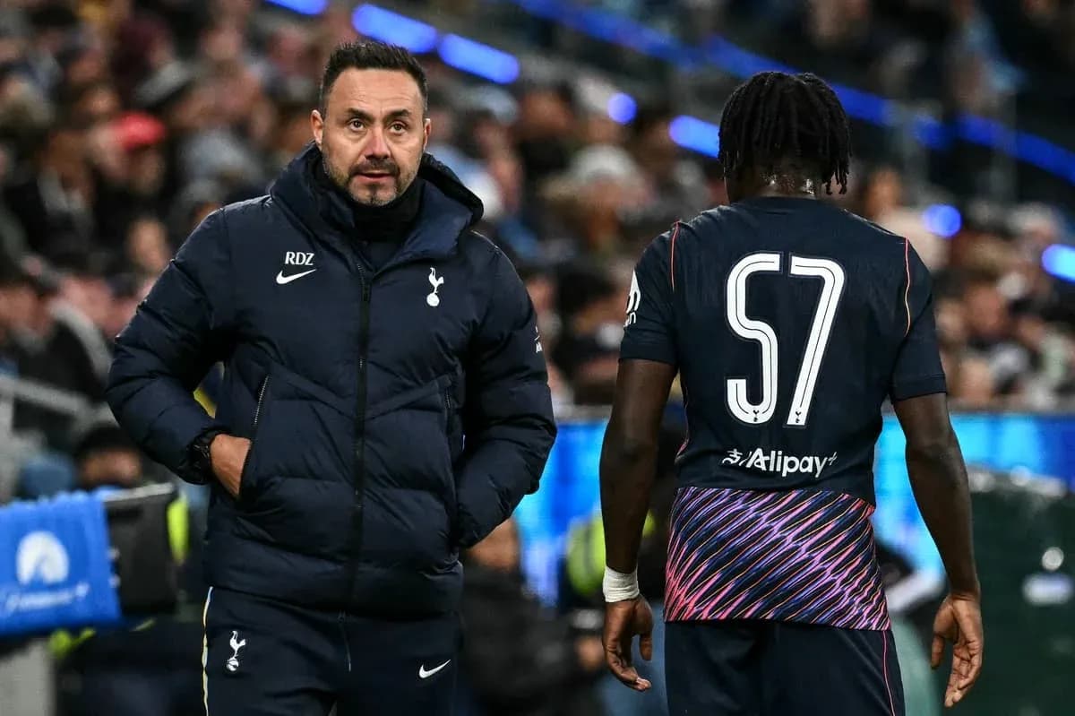 Entrenador de Tottenham hablando con jugador en el campo