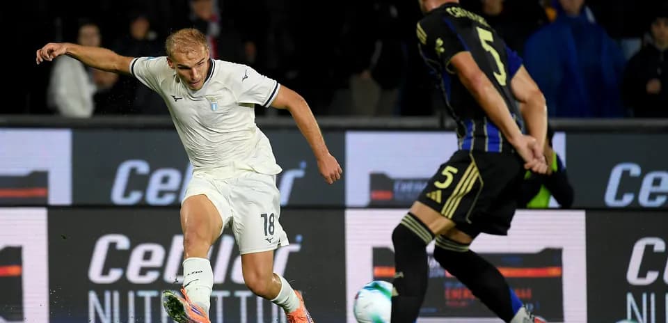 Jugador de Lazio disparando durante el partido