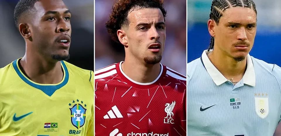 Tres jugadores de fútbol en sus camisetas nacionales