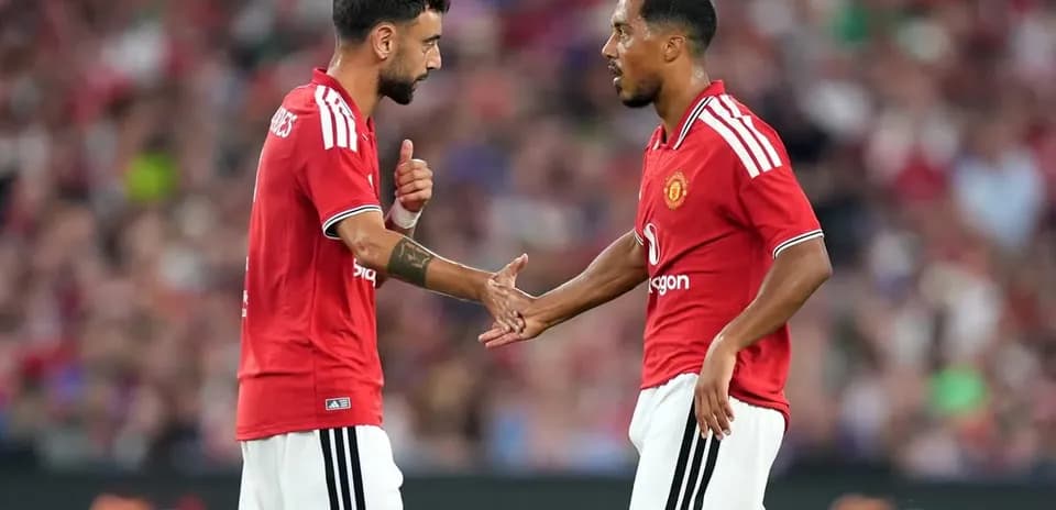 Jugadores de Manchester United conversando en el campo