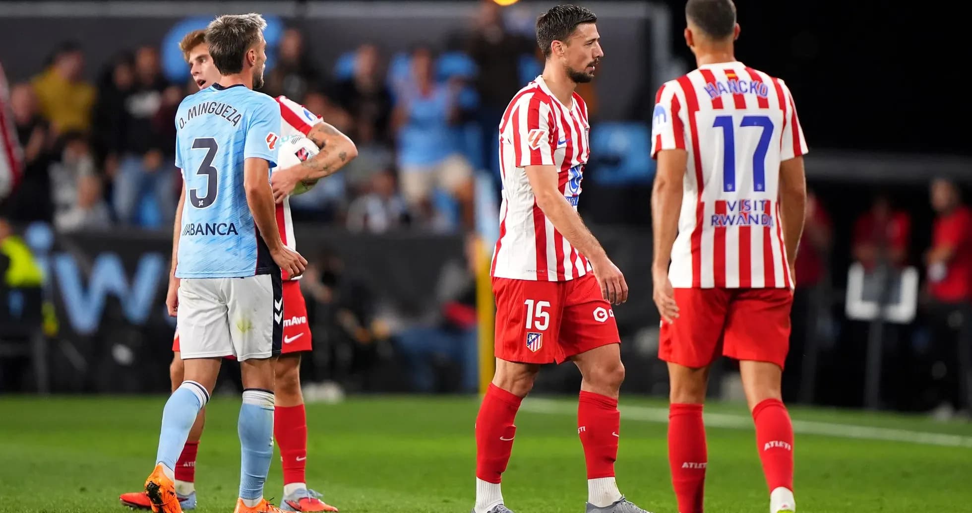 Jugadores de Atlético de Madrid y Celta de Vigo en el campo