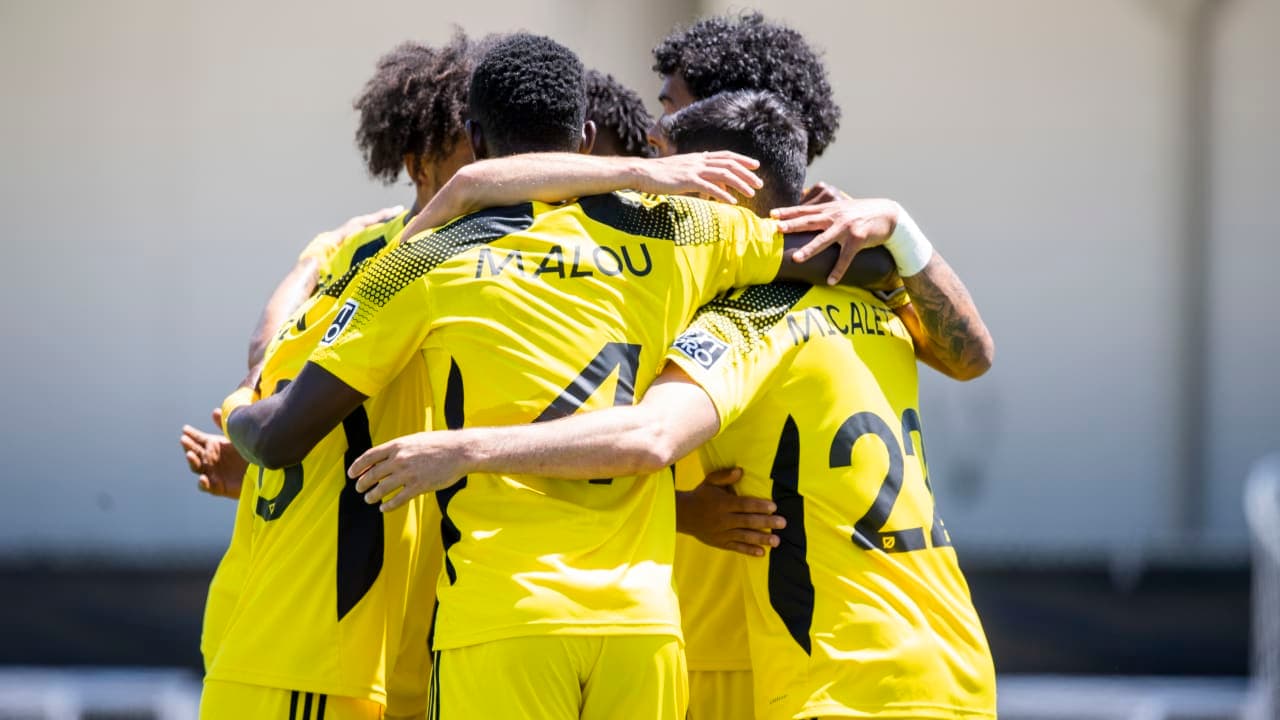 Jugadores del Columbus Crew II celebrando un gol