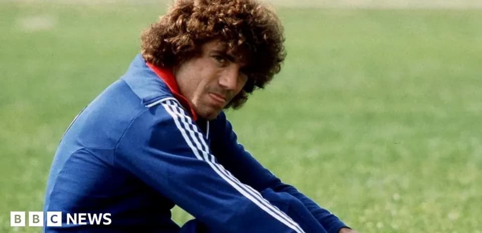 Jugador sentado en el campo durante entrenamiento