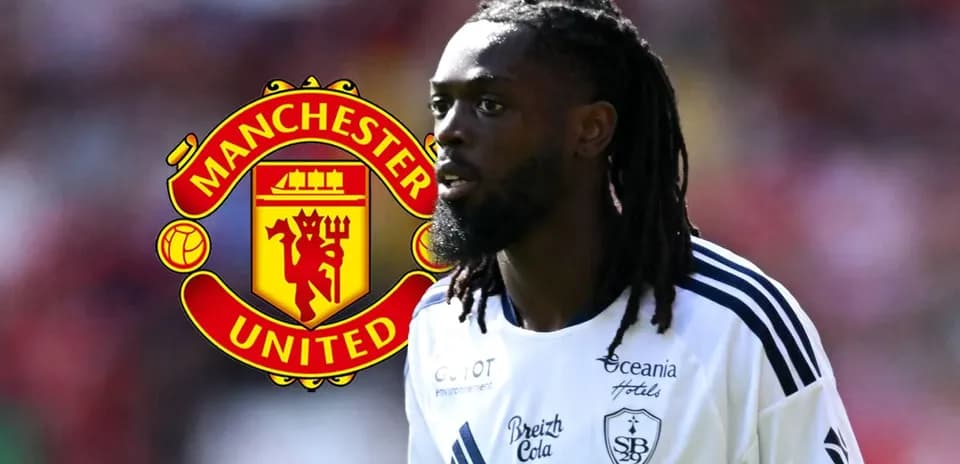 Jugador con camiseta blanca frente al escudo de Manchester United