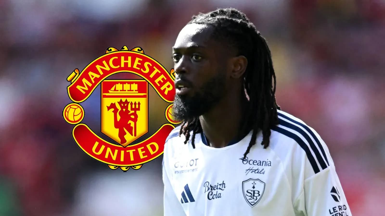 Jugador con camiseta blanca frente al escudo de Manchester United
