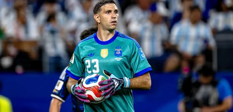Portero argentino sosteniendo el balón en el partido