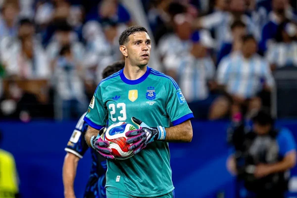 Portero argentino sosteniendo el balón en el partido