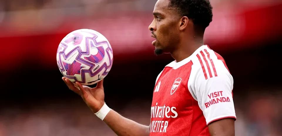Jugador de Arsenal sosteniendo un balón durante el partido