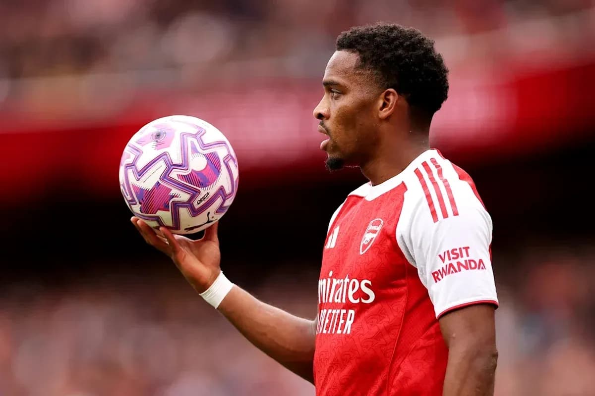 Jugador de Arsenal sosteniendo un balón durante el partido