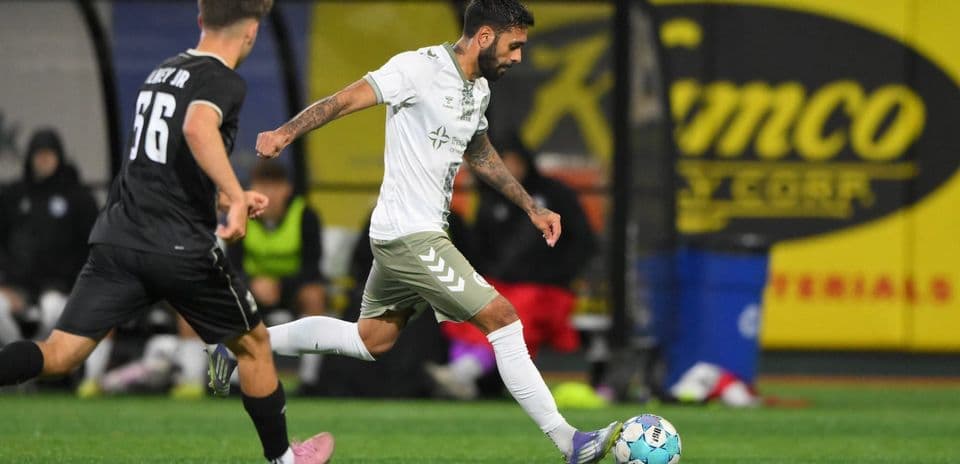 Jugador de NY Cosmos driblando el balón