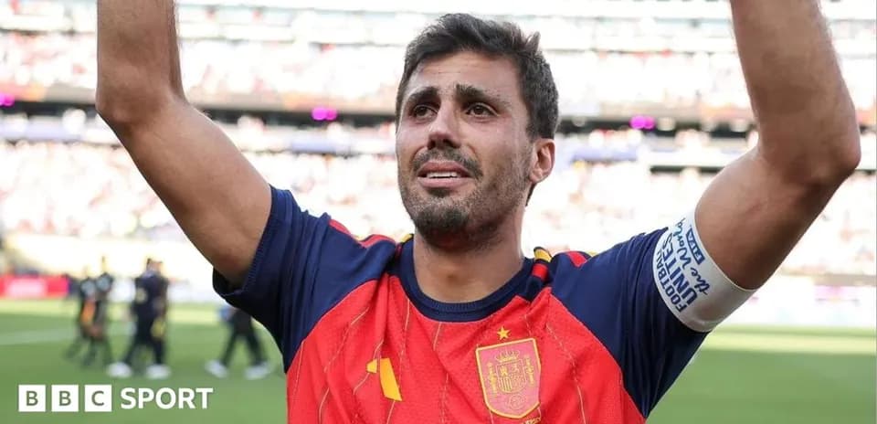 Jugador de España levantando la mano en el campo