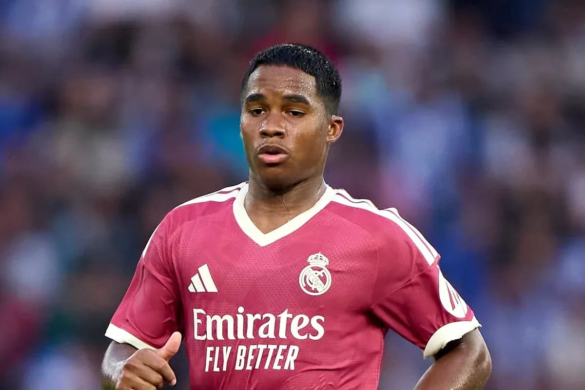 Jugador de Real Madrid corriendo en el campo