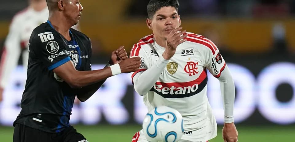 Jugadores de Flamengo e Independiente del Valle en acción
