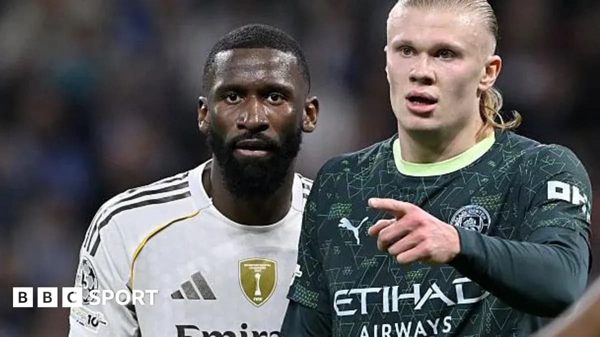 Dos jugadores de fútbol en el campo durante partido