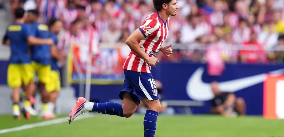 Jugador de Atlético de Madrid corriendo en el campo