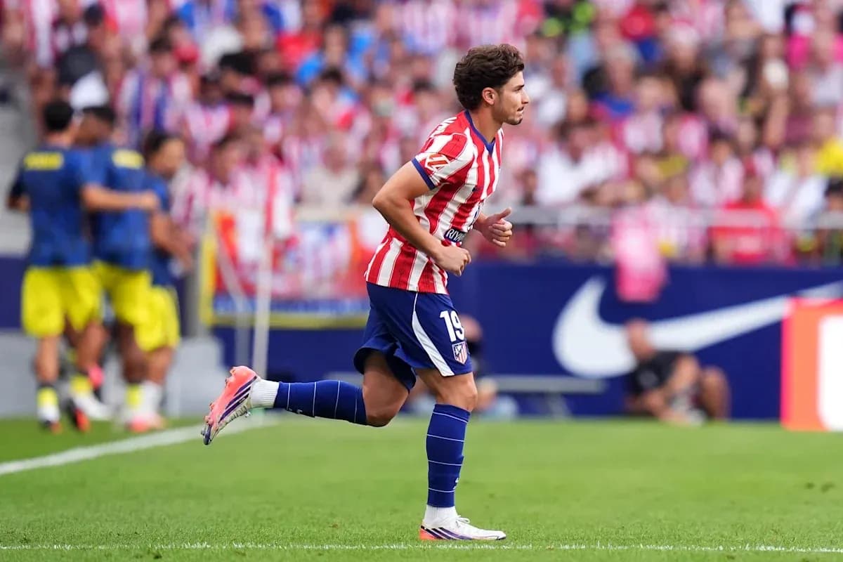 Jugador de Atlético de Madrid corriendo en el campo