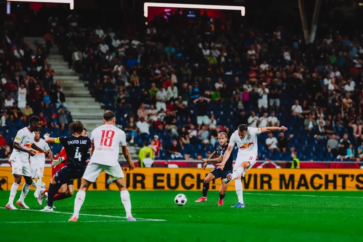 Jugador de Red Bull Salzburg disparando a puerta