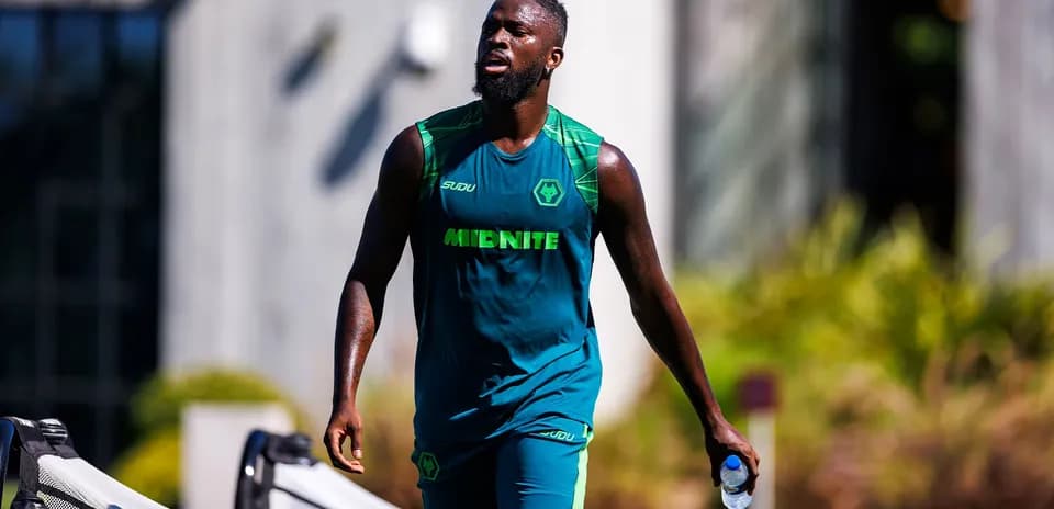 Jugador caminando con botella de agua en entrenamiento