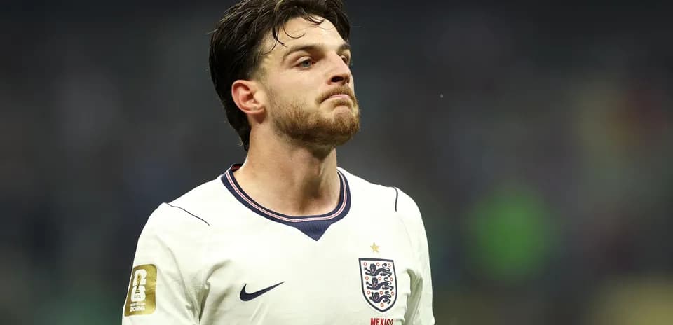 Jugador de Inglaterra con camiseta blanca en el campo