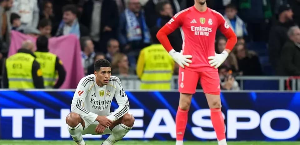 Jugadores de Real Madrid en el campo tras un partido
