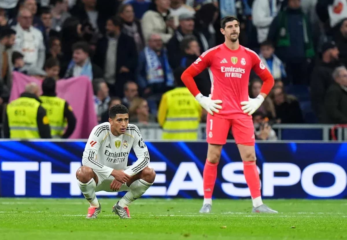 Jugadores de Real Madrid en el campo tras un partido