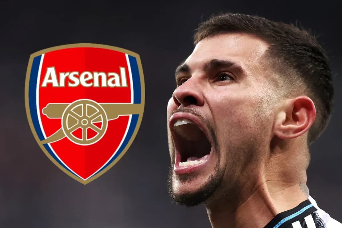 Jugador de Arsenal gritando con logo del club