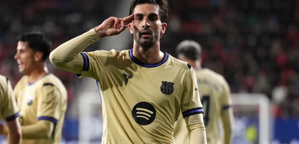 Jugador de Barcelona celebrando con saludo militar