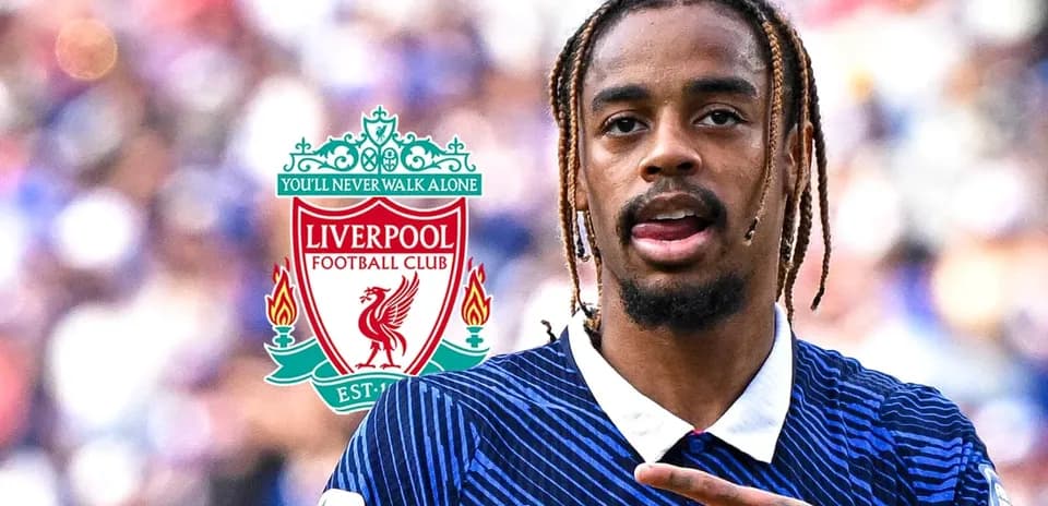 Jugador de Liverpool mostrando el logo del club