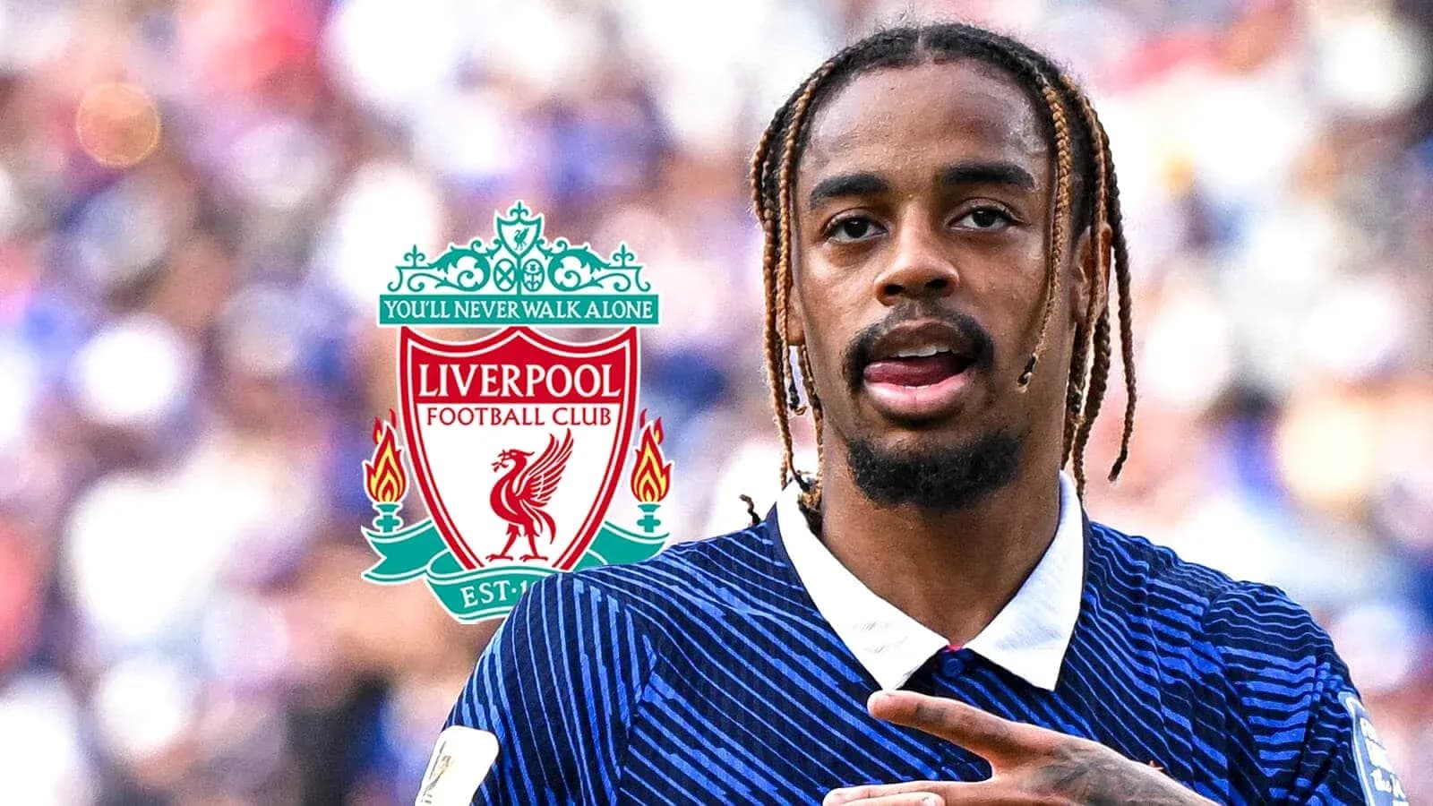 Jugador de Liverpool mostrando el logo del club