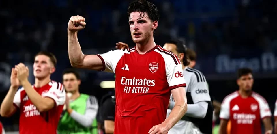 Jugador del Arsenal celebrando con el puño cerrado