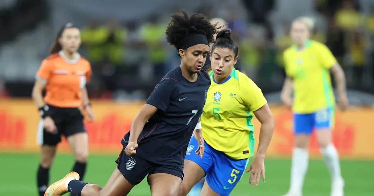 Jugadora de Estados Unidos y Brasil compiten por el balón