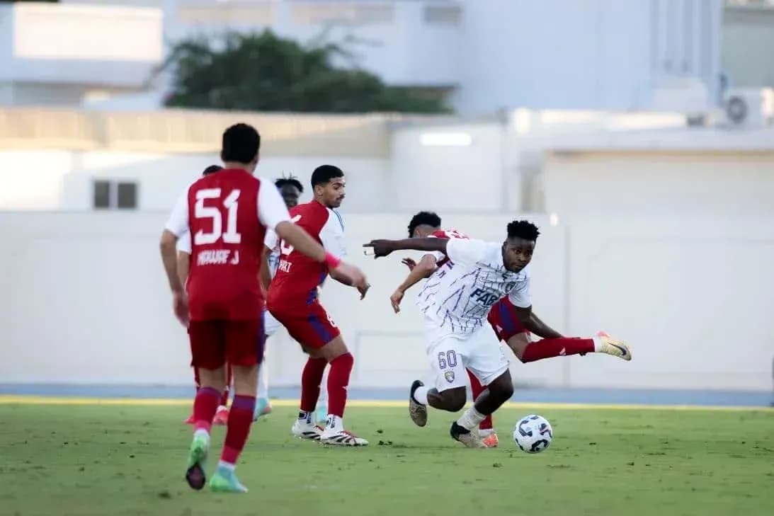 Jugador de Al Ain U23 en acción durante el partido