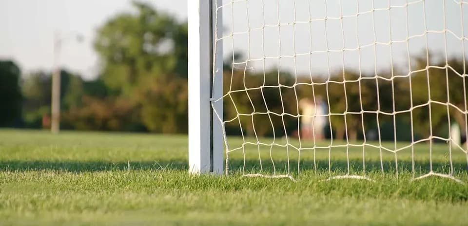 Vista cercana de una portería de fútbol
