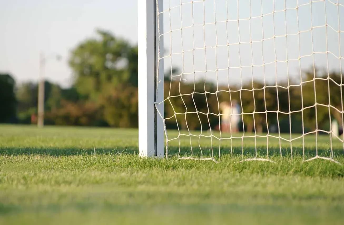 Vista cercana de una portería de fútbol