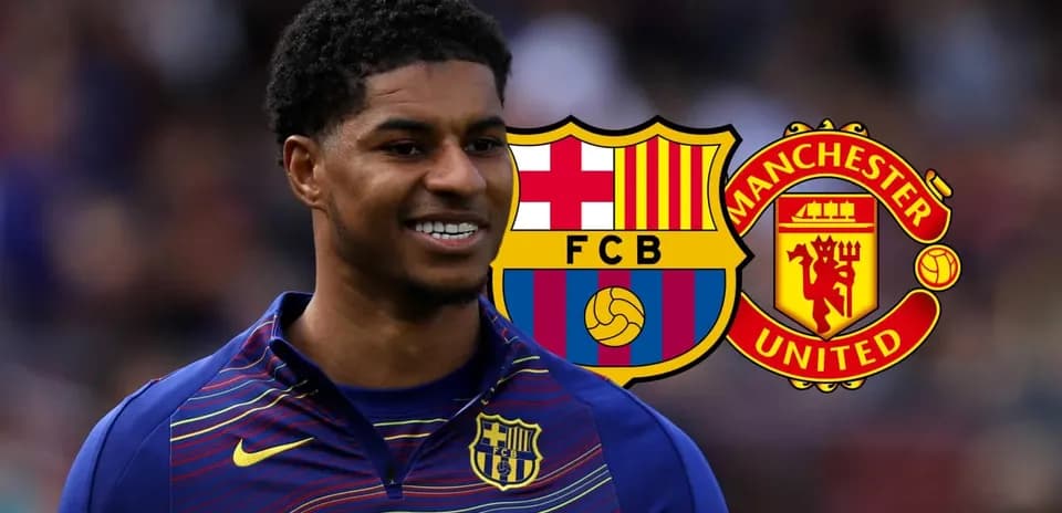Jugador sonriente con logos de Barcelona y Manchester United