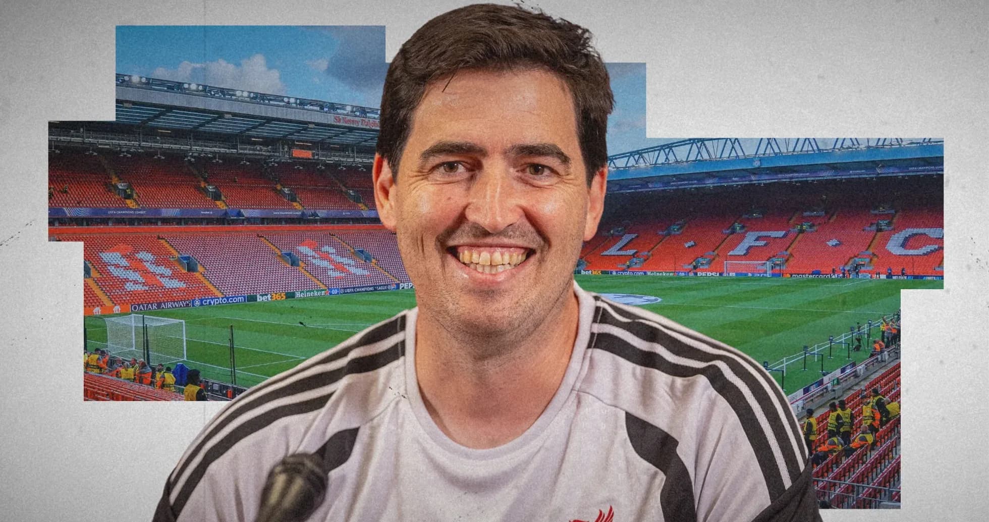 Entrenador sonriendo frente a Anfield vacío