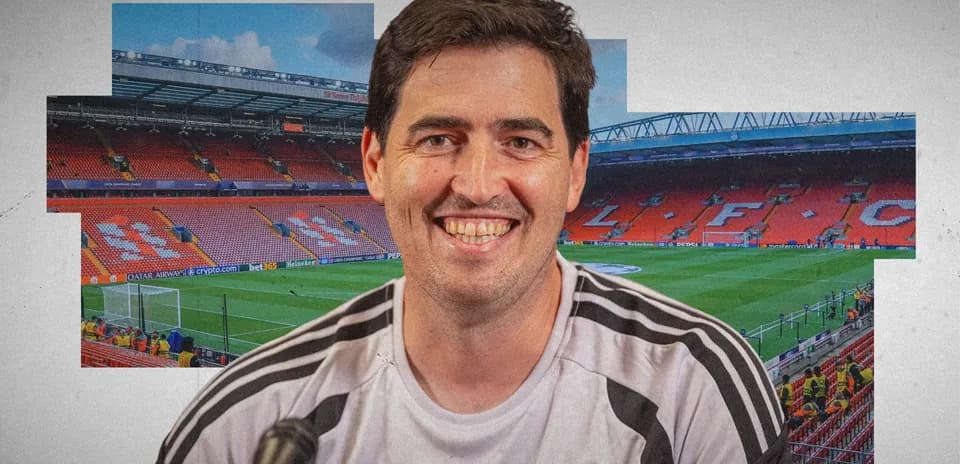 Entrenador sonriendo frente a Anfield vacío