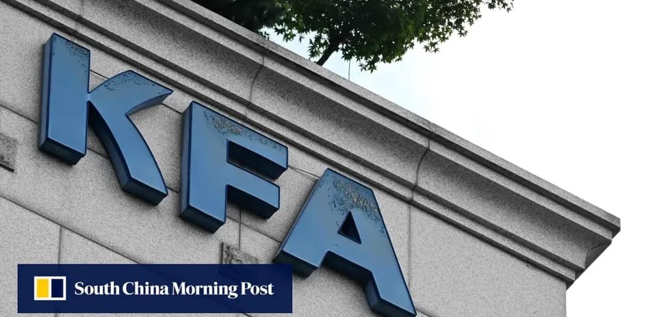 Letreros de KFA en edificio con fondo claro