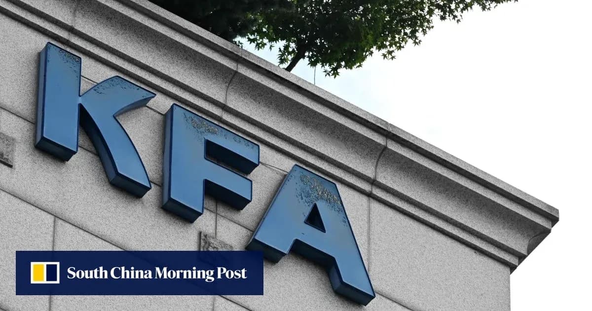 Letreros de KFA en edificio con fondo claro