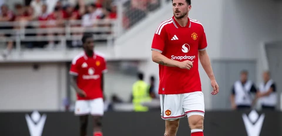 Jugador de Manchester United caminando en el campo