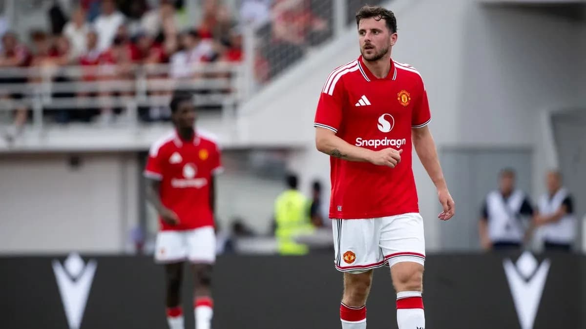 Jugador de Manchester United caminando en el campo
