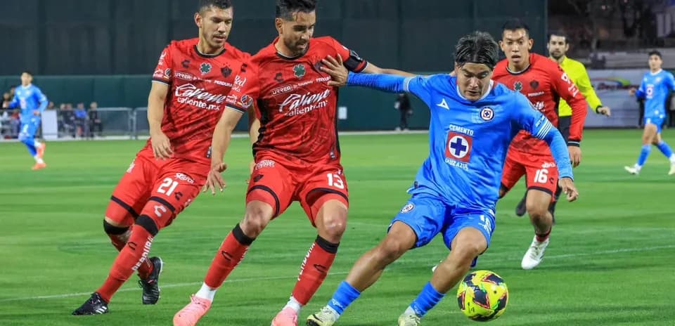 Jugador de Cruz Azul driblando a defensores de Atlas