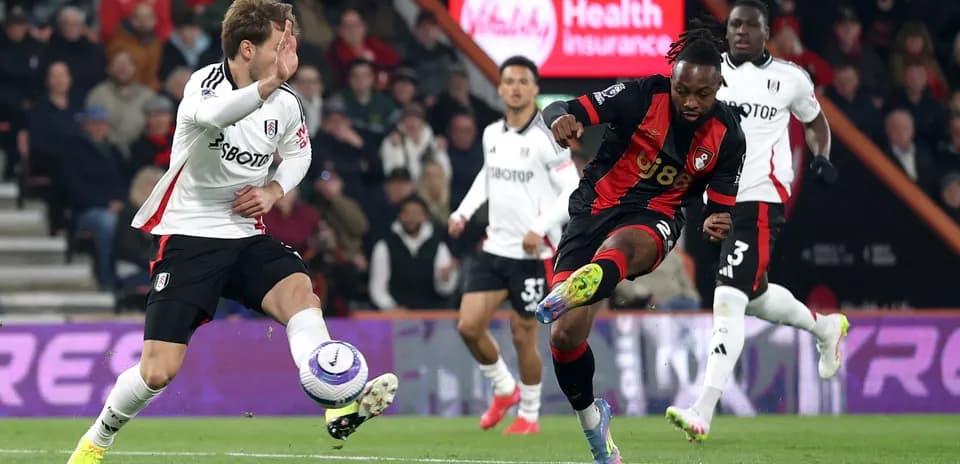 Jugador de Fulham intenta detener a oponente