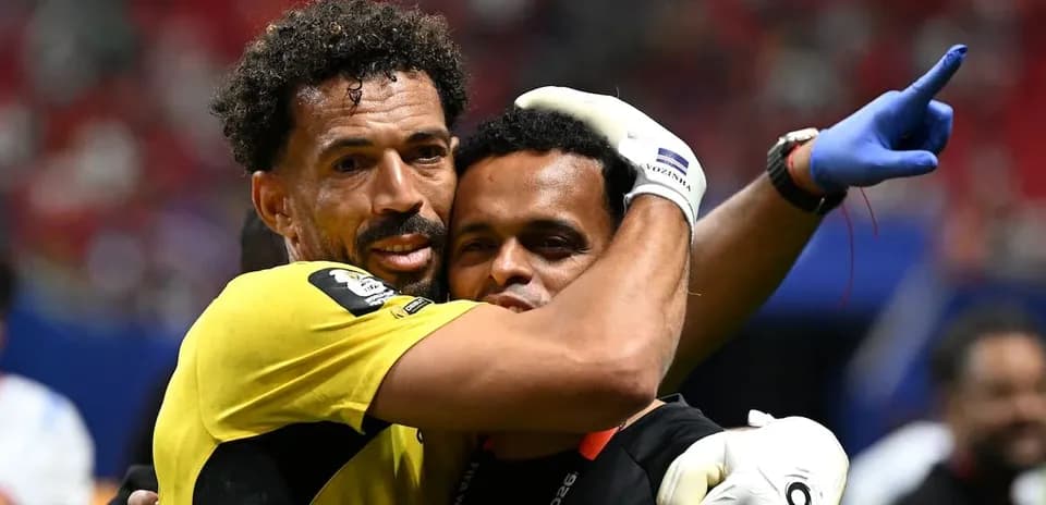 Portero abrazando a un miembro del equipo tras el partido
