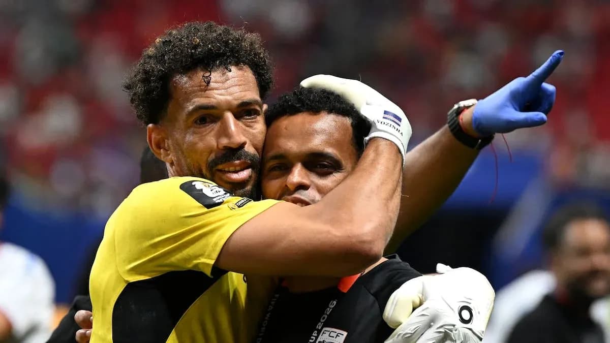 Portero abrazando a un miembro del equipo tras el partido